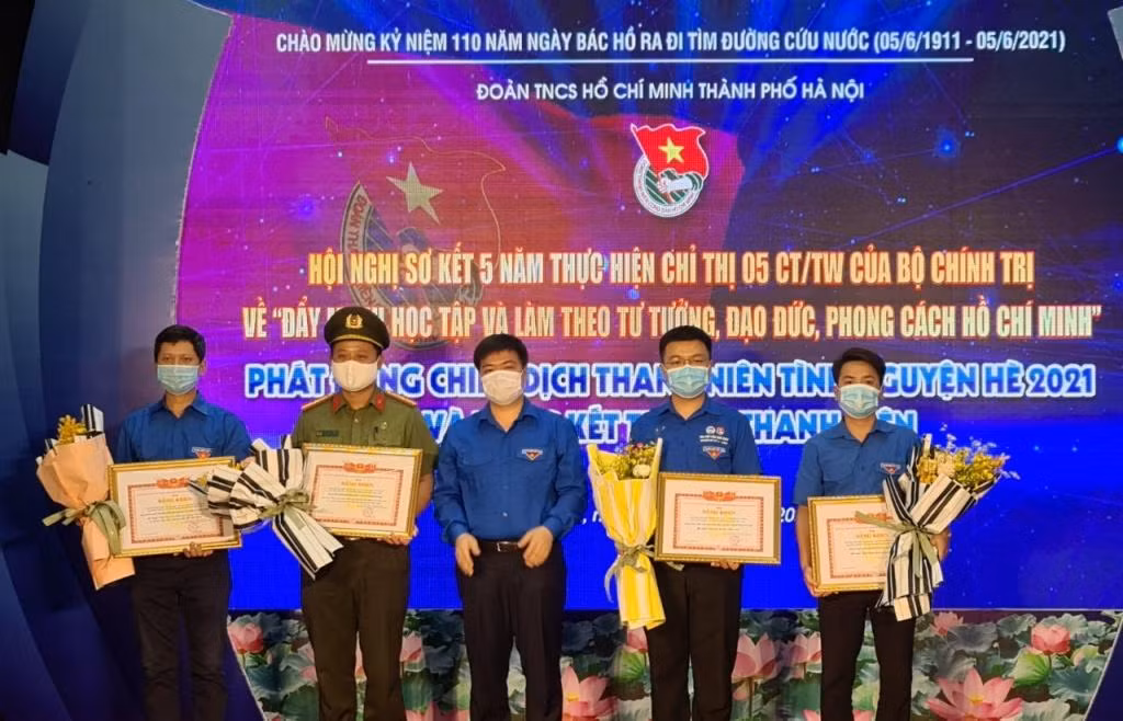 Đồng chí Dương Xuân Khiêm tặng bằng khen cho 5 mô hình tiêu biểu thanh niên làm theo lời Bác