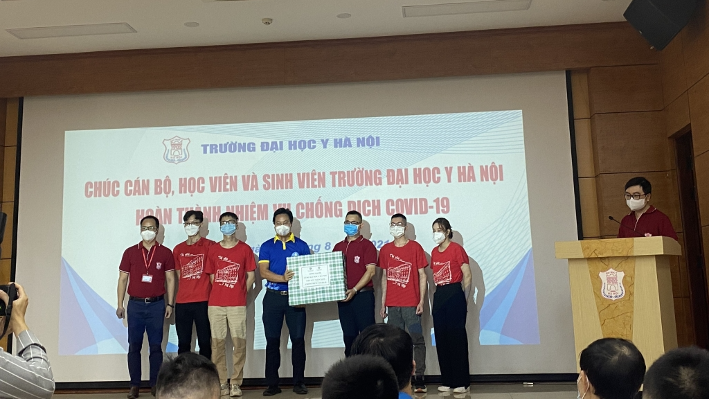 Anh Trần Quang Hưng, Phó Bí thư Thành Đoàn, Chủ tịch Hội Sinh viên TP. Hà Nội trao quà tới sinh viên trường ĐH Y Hà Nội lên đường chống dịch. Gần 5 nghìn lượt bạn trẻ Thủ đô đăng ký tình nguyện đi chống dịch