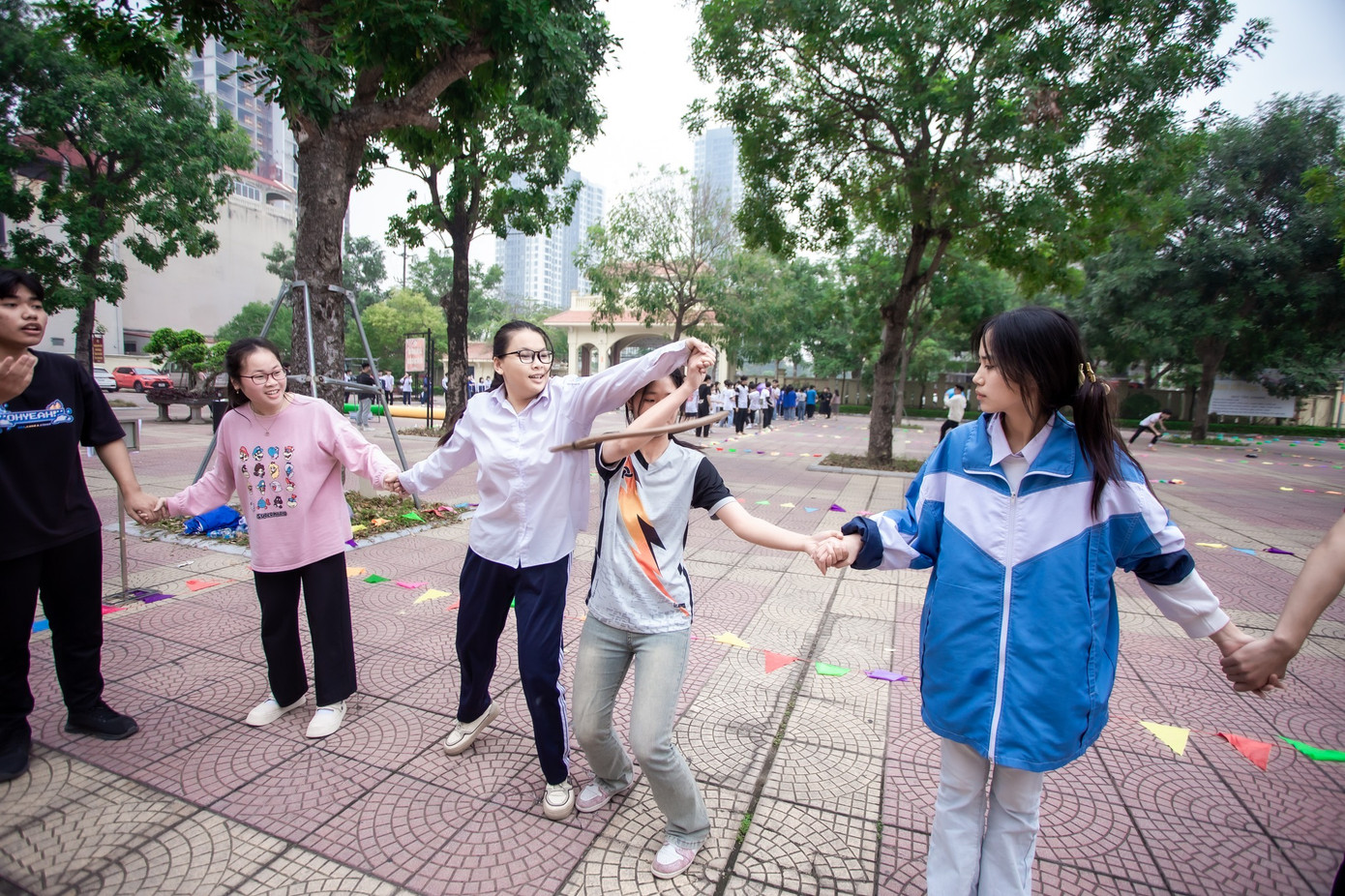 Chiều cùng ngày, sẽ diễn ra chương trình Tuyên dương 'Sinh viên 5 tốt', 'Học sinh 3 tốt', 'Học sinh 3 rèn luyện', trao học bổng 'Nâng bước chân em tới trường'.