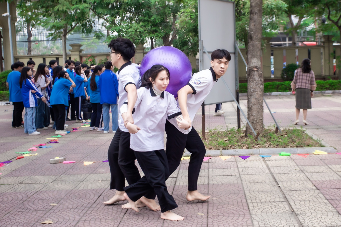 Chiều cùng ngày, sẽ diễn ra chương trình Tuyên dương 'Sinh viên 5 tốt', 'Học sinh 3 tốt', 'Học sinh 3 rèn luyện', trao học bổng 'Nâng bước chân em tới trường'.