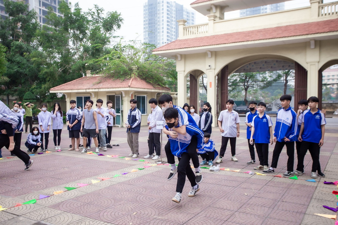 Chiều cùng ngày, sẽ diễn ra chương trình Tuyên dương 'Sinh viên 5 tốt', 'Học sinh 3 tốt', 'Học sinh 3 rèn luyện', trao học bổng 'Nâng bước chân em tới trường'.