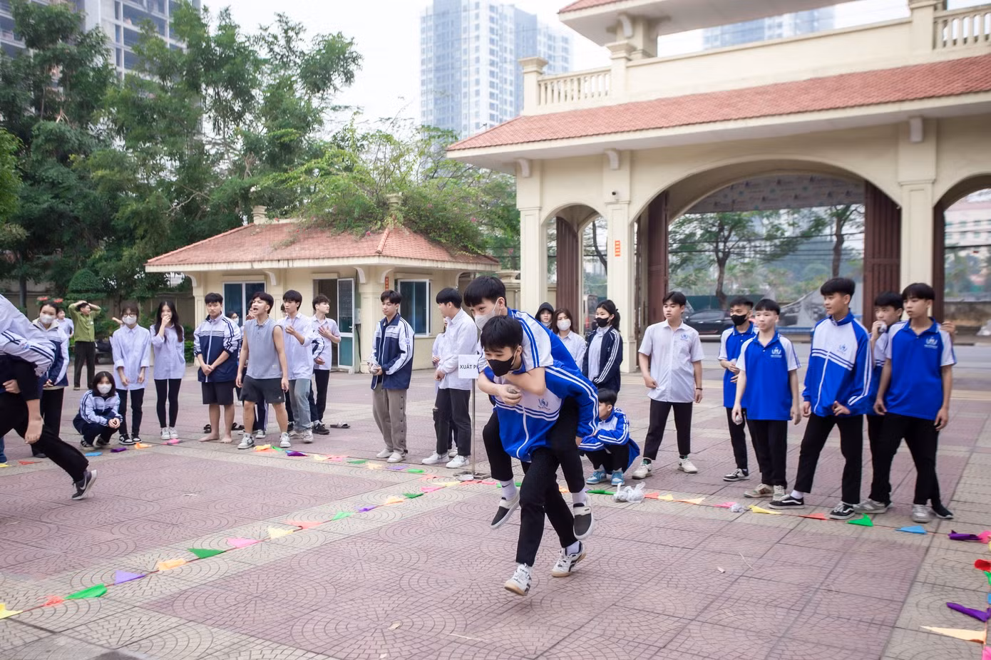 Chiều cùng ngày, sẽ diễn ra chương trình Tuyên dương 'Sinh viên 5 tốt', 'Học sinh 3 tốt', 'Học sinh 3 rèn luyện', trao học bổng 'Nâng bước chân em tới trường'.