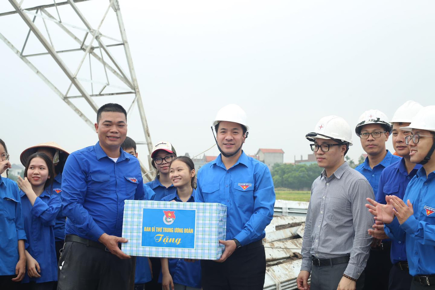 Anh Ngô Văn Cương thăm, tặng quà động viên các đội thanh niên tình nguyện, công nhân. Anh Ngô Văn Cương thăm, tặng quà động viên các đội thanh niên tình nguyện, công nhân.