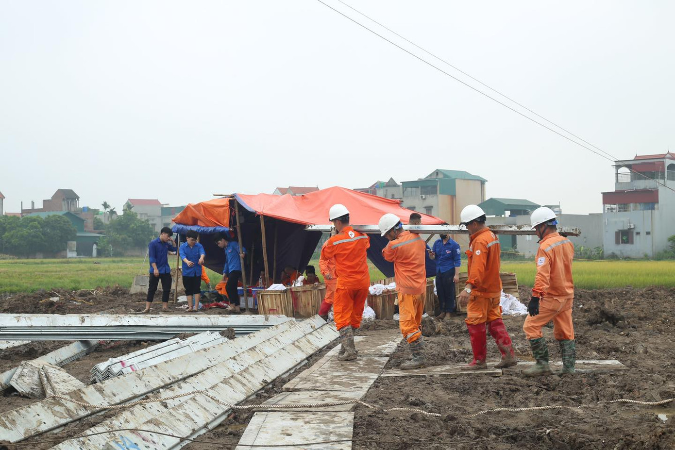 Bí thư T.Ư Đoàn Ngô Văn Cương động viên tình nguyện viên và công nhân. Bí thư T.Ư Đoàn Ngô Văn Cương động viên tình nguyện viên và công nhân.