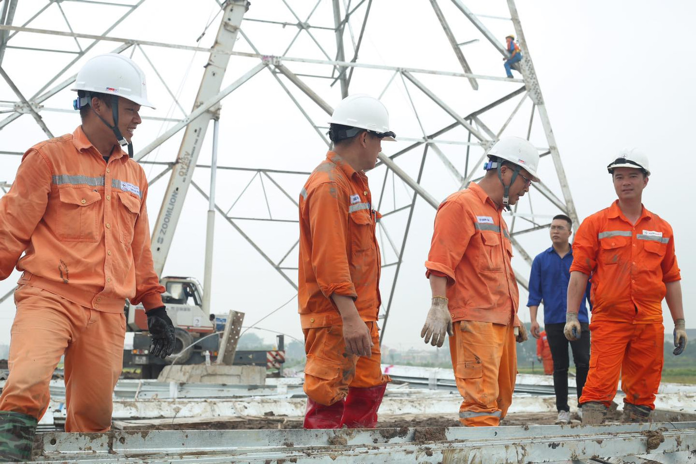 Bí thư T.Ư Đoàn Ngô Văn Cương động viên tình nguyện viên và công nhân. Bí thư T.Ư Đoàn Ngô Văn Cương động viên tình nguyện viên và công nhân.