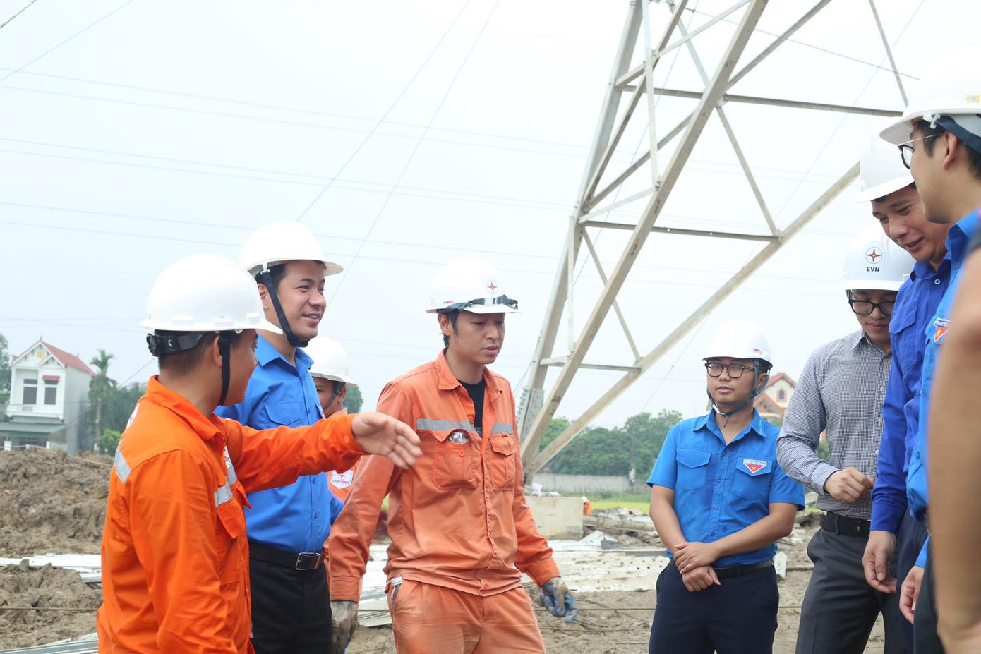 Bí thư Ngô Văn Cương trên công trường đường dây điện 500kV mạch 3 qua địa bàn tỉnh Hưng Yên. Bí thư Ngô Văn Cương trên công trường đường dây điện 500kV mạch 3 qua địa bàn tỉnh Hưng Yên.