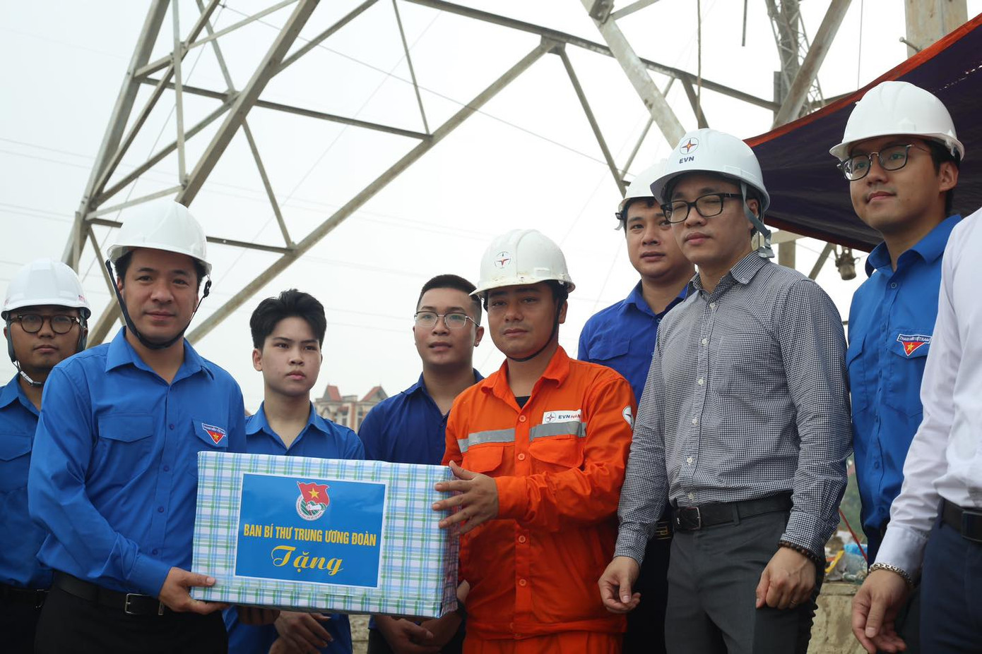 Anh Ngô Văn Cương thăm, tặng quà động viên các đội thanh niên tình nguyện, công nhân. Anh Ngô Văn Cương thăm, tặng quà động viên các đội thanh niên tình nguyện, công nhân.