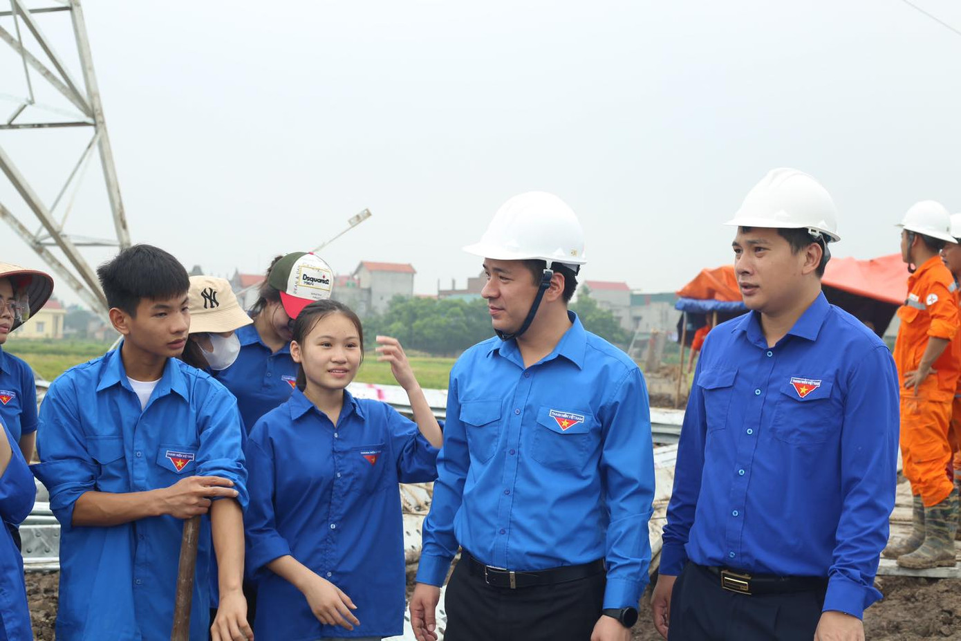 Bí thư T.Ư Đoàn Ngô Văn Cương động viên tình nguyện viên và công nhân. Bí thư T.Ư Đoàn Ngô Văn Cương động viên tình nguyện viên và công nhân.