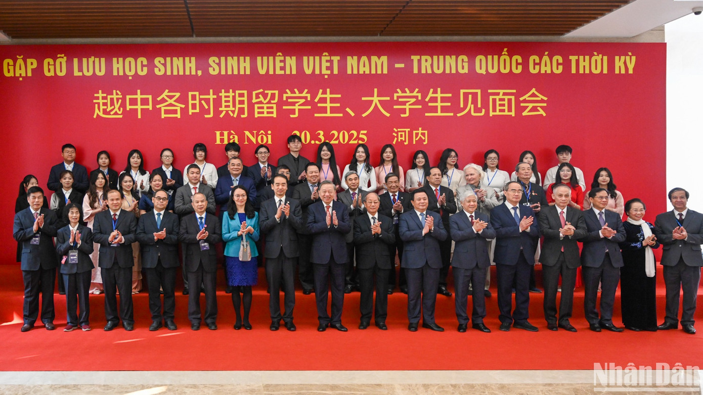 Tổng Bí thư Tô Lâm, Đại sứ Trung Quốc Hà Vĩ cùng các đồng chí lãnh đạo Đảng, Nhà nước và các đại biểu tại cuộc gặp gỡ. Ảnh: DUY LINH Tổng Bí thư Tô Lâm, Đại sứ Trung Quốc Hà Vĩ cùng các đồng chí lãnh đạo Đảng, Nhà nước và các đại biểu tại cuộc gặp gỡ. Ảnh: DUY LINH