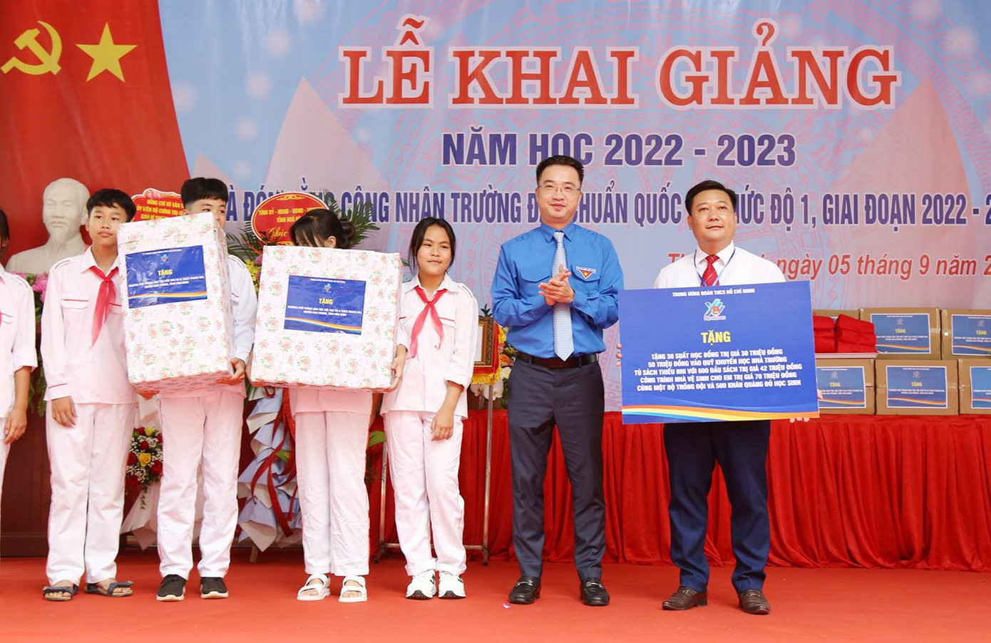 Nhân dịp khai giảng tại trường PTDTBT TH&THCS Thung Nai (Hoà Bình), anh Nguyễn Tường Lâm - Bí thư T.Ư Đoàn, thay mặt Ban Bí thư T.Ư Đoàn đã trao tặng 30 suất học bổng Vừ A Dính trị giá 30 triệu đồng; tặng 50 triệu đồng vào quỹ khuyến học nhà trường; tặng tủ sách thiếu nhi với 600 đầu sách trị giá 42 triệu đồng; tặng công trình nhà vệ sinh cho em trị giá 70 triệu đồng cùng trống Đội và khăn quàng đỏ cho học sinh nhà trường và điểm trường khó khăn của huyện Cao Phong (Hoà Bình). Tổng giá trị 200 triệu đồng. Nhân dịp khai giảng tại trường PTDTBT TH&THCS Thung Nai (Hoà Bình), anh Nguyễn Tường Lâm - Bí thư T.Ư Đoàn, thay mặt Ban Bí thư T.Ư Đoàn đã trao tặng 30 suất học bổng Vừ A Dính trị giá 30 triệu đồng; tặng 50 triệu đồng vào quỹ khuyến học nhà trường; tặng tủ sách thiếu nhi với 600 đầu sách trị giá 42 triệu đồng; tặng công trình nhà vệ sinh cho em trị giá 70 triệu đồng cùng trống Đội và khăn quàng đỏ cho học sinh nhà trường và điểm trường khó khăn của huyện Cao Phong (Hoà Bình). Tổng giá trị 200 triệu đồng.