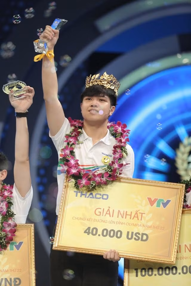 Đặng Lê Nguyên Vũ Nhà vô địch Olympia năm thứ 22. Ảnh: Đường lên đỉnh Olympia Đặng Lê Nguyên Vũ Nhà vô địch Olympia năm thứ 22. Ảnh: Đường lên đỉnh Olympia