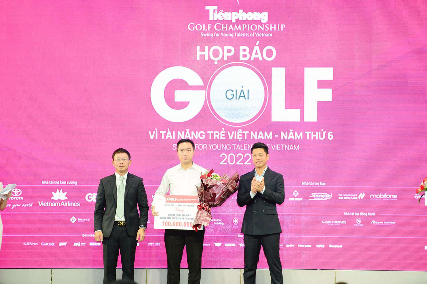 BTC giải Golf dành 100 triệu đồng để ủng hộ việc thực hiện một công trình của Hội đồng Đội T.Ư.
