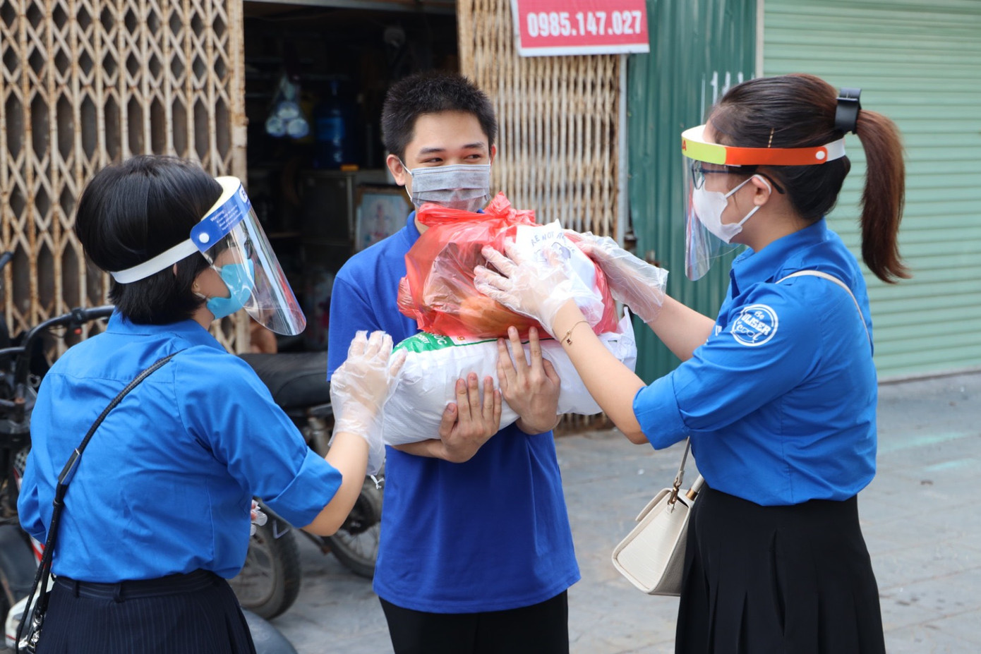Ngọc Anh tham gia hoạt động tình nguyện hỗ trợ sinh viên trong dịch COVID-19.