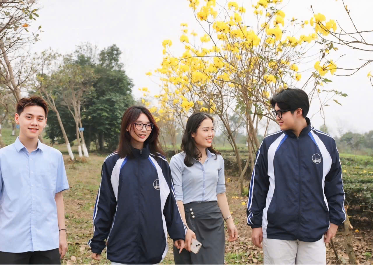 Sinh viên ĐHQG Hà Nội dưới hàng cây phong linh. Sinh viên ĐHQG Hà Nội dưới hàng cây phong linh.