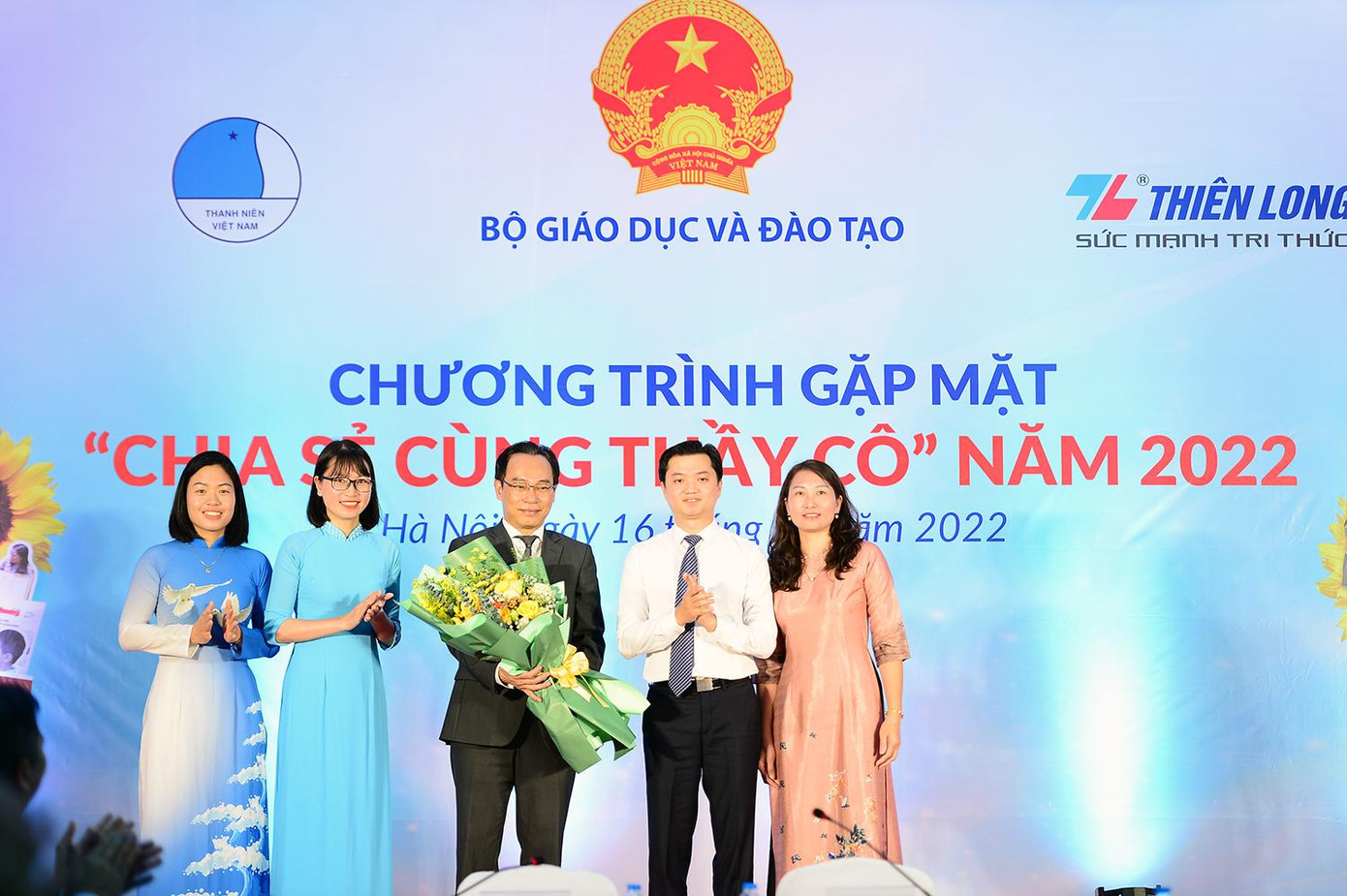 Nhân dịp kỷ niệm 40 năm Ngày nhà giáo Việt Nam 20/11, thay mặt Ban Bí thư T.Ư Đoàn, anh Nguyễn Minh Triết trao tặng Thứ trưởng Bộ GD - ĐT Hoàng Minh Sơn bó hoa tươi thắm. Ảnh: DƯƠNG TRIỀU Nhân dịp kỷ niệm 40 năm Ngày nhà giáo Việt Nam 20/11, thay mặt Ban Bí thư T.Ư Đoàn, anh Nguyễn Minh Triết trao tặng Thứ trưởng Bộ GD - ĐT Hoàng Minh Sơn bó hoa tươi thắm. Ảnh: DƯƠNG TRIỀU