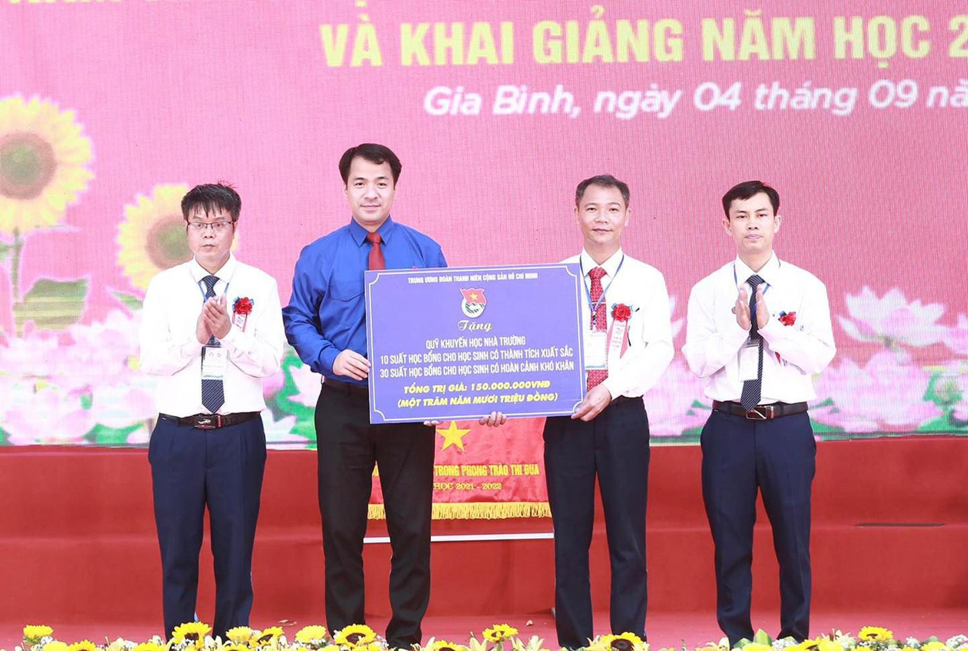 Trước đó, ngày 4/9, anh Ngô Văn Cương – Bí thư T.Ư Đoàn đã thay mặt Ban Bí thư T.Ư Đoàn trao học bổng và quà tặng trường THPT Gia Bình số 1 (Bắc Ninh), với tổng trị giá 150 triệu đồng. Trước đó, ngày 4/9, anh Ngô Văn Cương – Bí thư T.Ư Đoàn đã thay mặt Ban Bí thư T.Ư Đoàn trao học bổng và quà tặng trường THPT Gia Bình số 1 (Bắc Ninh), với tổng trị giá 150 triệu đồng.
