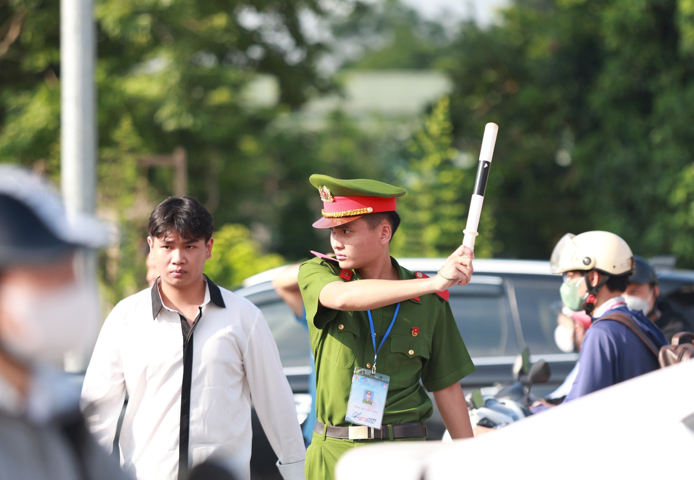 Hướng dẫn thí sinh vào khu vực thi.