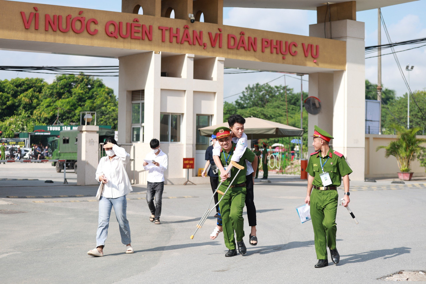 Sinh viên Học viện Cảnh sát Nhân dân hướng dẫn thí sinh vào phòng thi.