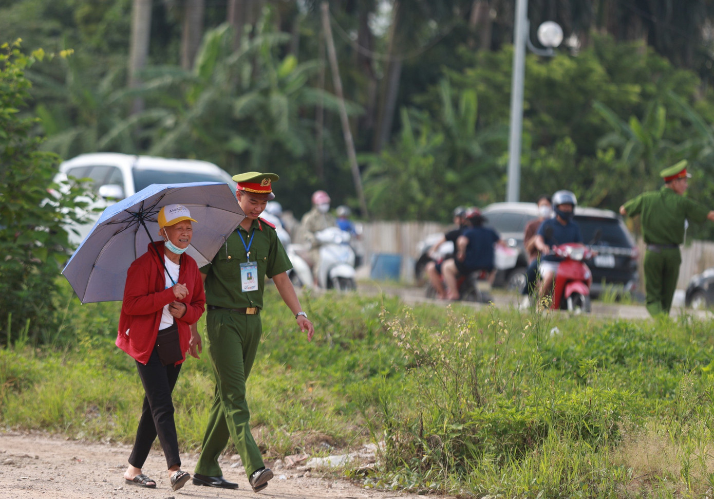 Hướng dẫn thí sinh vào khu vực thi.