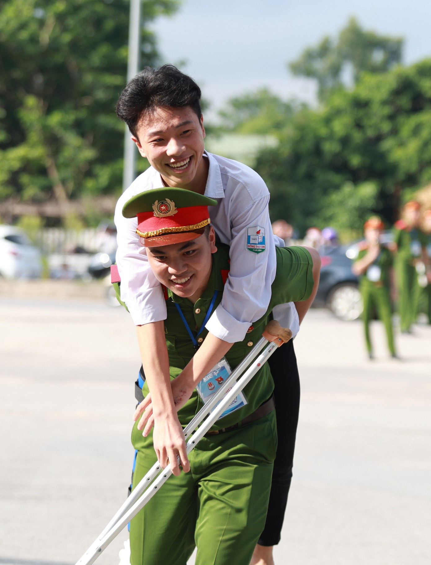 Nhiều thí sinh được lực lượng tình nguyện viên hỗ trợ.