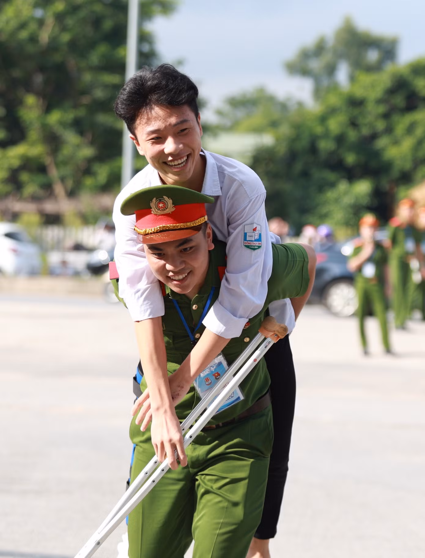Nhiều thí sinh được lực lượng tình nguyện viên hỗ trợ.