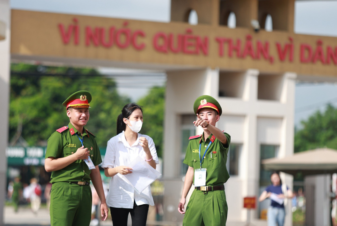 Sinh viên Học viện Cảnh sát Nhân dân hướng dẫn thí sinh vào phòng thi.