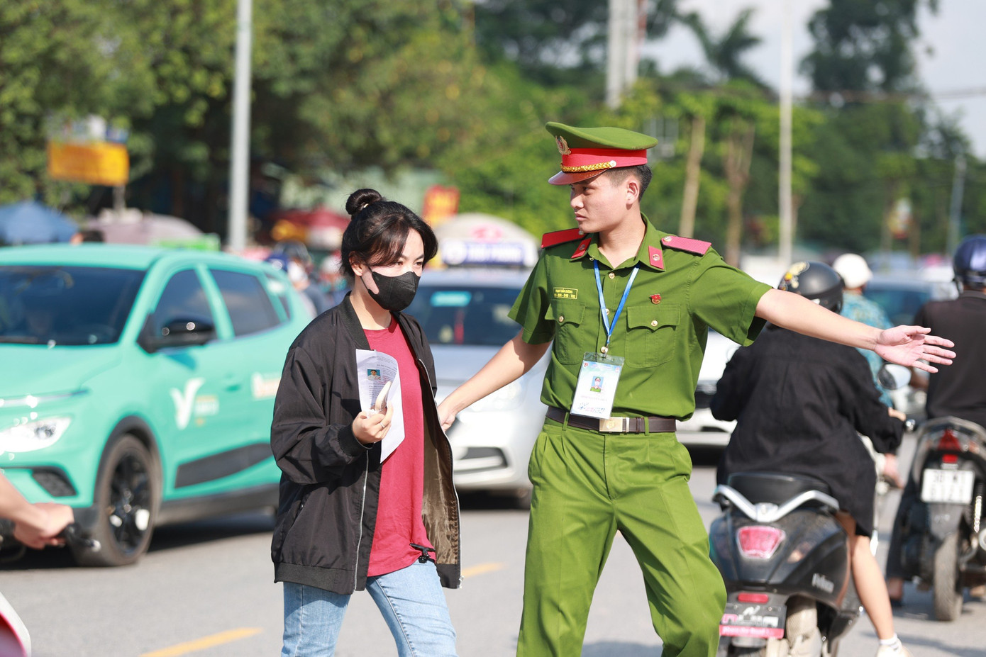 Hướng dẫn thí sinh vào khu vực thi.