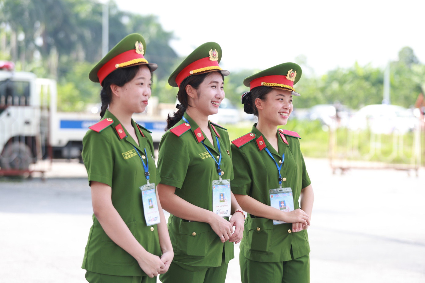 Hướng dẫn thí sinh vào khu vực thi.