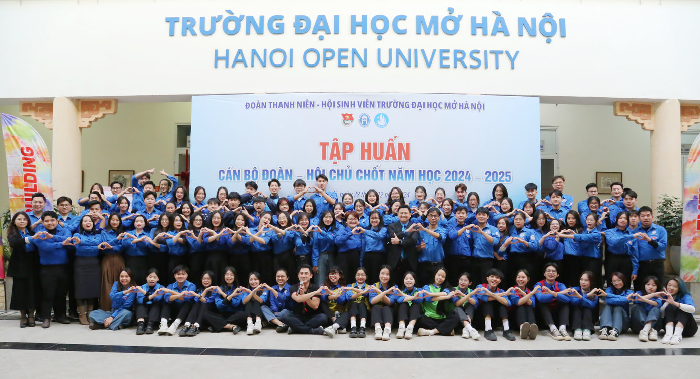 Hơn 200 cán bộ Đoàn - Hội tham gia chương trình tập huấn, mang đến một không gian học tập thực tiễn và truyền cảm hứng. Hơn 200 cán bộ Đoàn - Hội tham gia chương trình tập huấn, mang đến một không gian học tập thực tiễn và truyền cảm hứng.