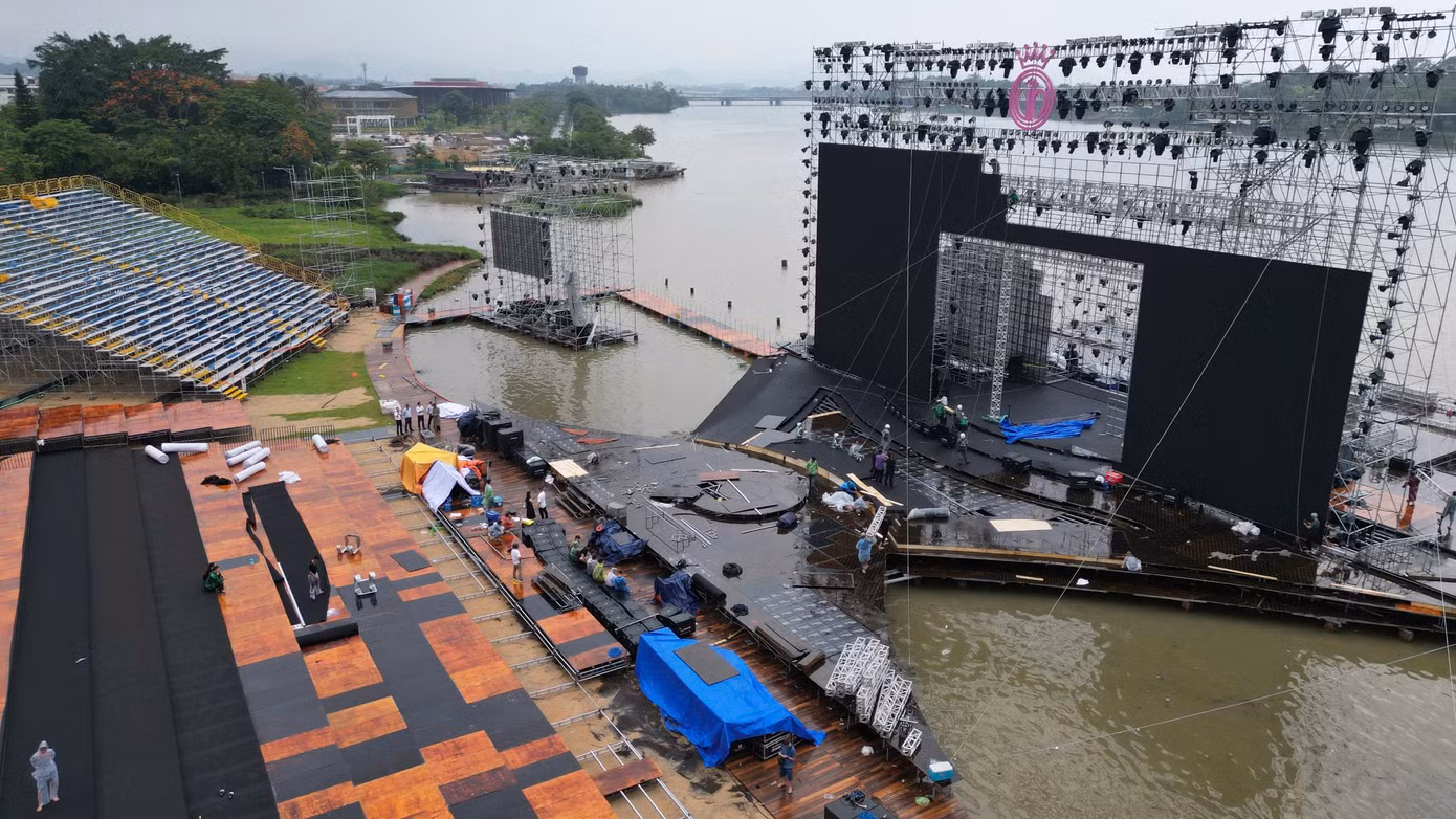 Sân khấu đêm Chung kết 'Hoa hậu Việt Nam' 2024 được dựng lên gần hoàn chỉnh vào trưa ngày 11/6. Ảnh: DƯƠNG TRIỀU