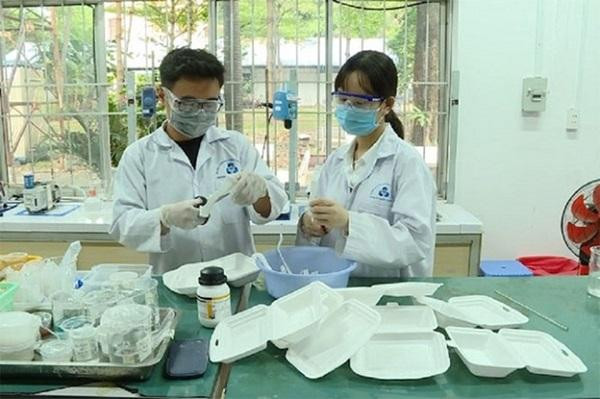 Những hộp cơm đã qua sử dụng được nhóm sinh viên "tái chế" thành vật liệu xây dựng. Những hộp cơm đã qua sử dụng được nhóm sinh viên "tái chế" thành vật liệu xây dựng.