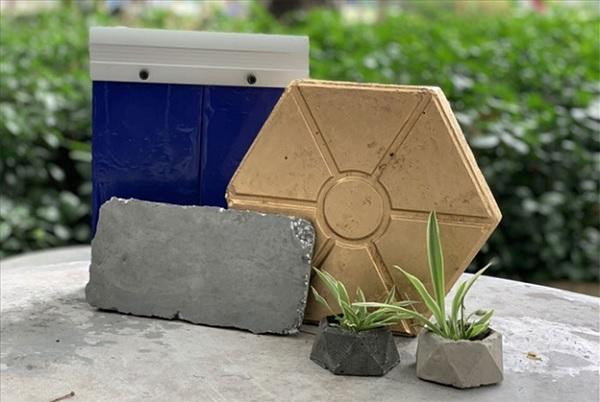 Mẫu gạch được nhóm sinh viên tái chế từ rác thải nhựa. Mẫu gạch được nhóm sinh viên tái chế từ rác thải nhựa.