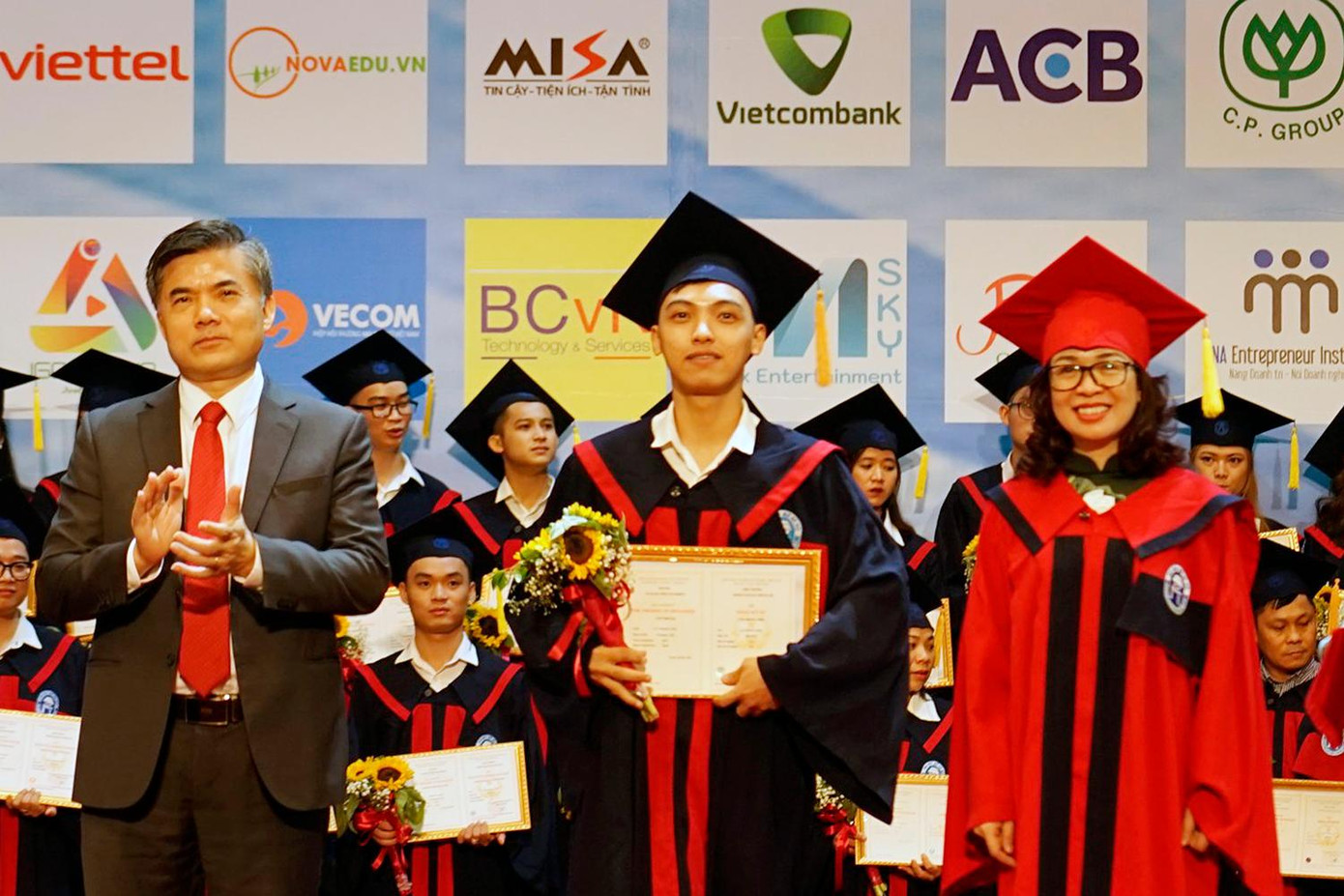 PGS.TS Nguyễn Thị Nhung – Hiệu trưởng trường ĐH Mở Hà Nội và đại diện lãnh đạo Bộ GD - ĐT trao bằng tốt nghiệp cho sinh viên xuất sắc.