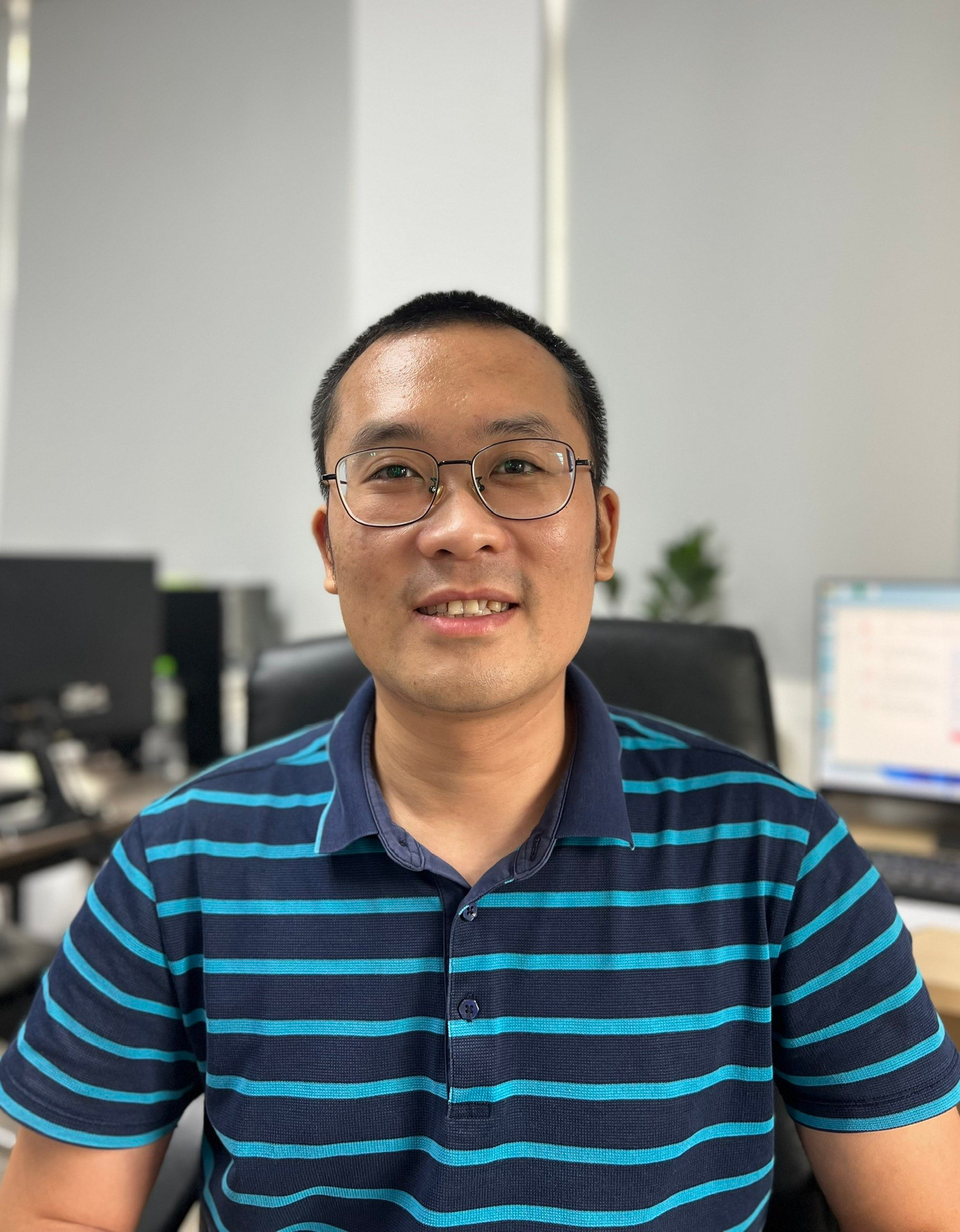 TS Lê Đình Anh - Giảng viên Viện Công nghệ Hàng không Vũ trụ (trường ĐH Công nghệ, ĐHQG Hà Nội), nghiên cứu biên dạng cánh cải tiến giúp tăng mô men và công suất khí động cho tua bin gió Savonius 5,5% ở tỉ tốc gió thấp và tới 185% ở dải tỉ tốc cao ~1,5. Kết quả nghiên cứu cho thấy tiềm năng ứng dụng thực tế của tua bin Savonius với biên dạng cánh mới trong môi trường đô thị Việt Nam với đặc điểm gió phức tạp, nhiều nhiễu động.