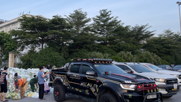 Dàn xe “khủng” chở 22 tấn rau quả đến khu cách ly, bếp ăn 0 đồng