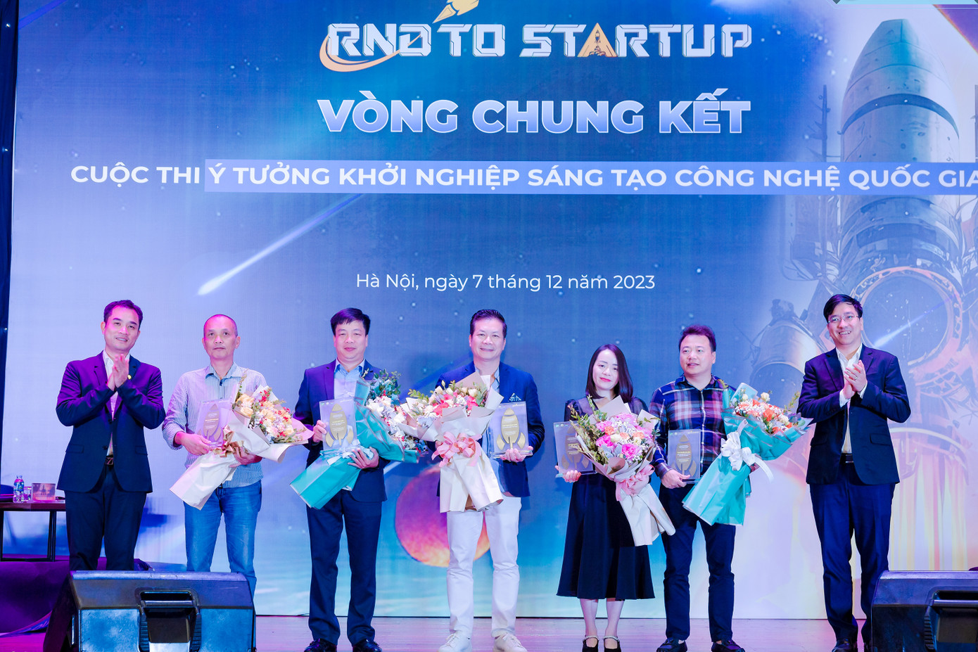 Ban Giám khảo của cuộc thi với những nhà đầu tư uy tín. Ban Giám khảo của cuộc thi với những nhà đầu tư uy tín.