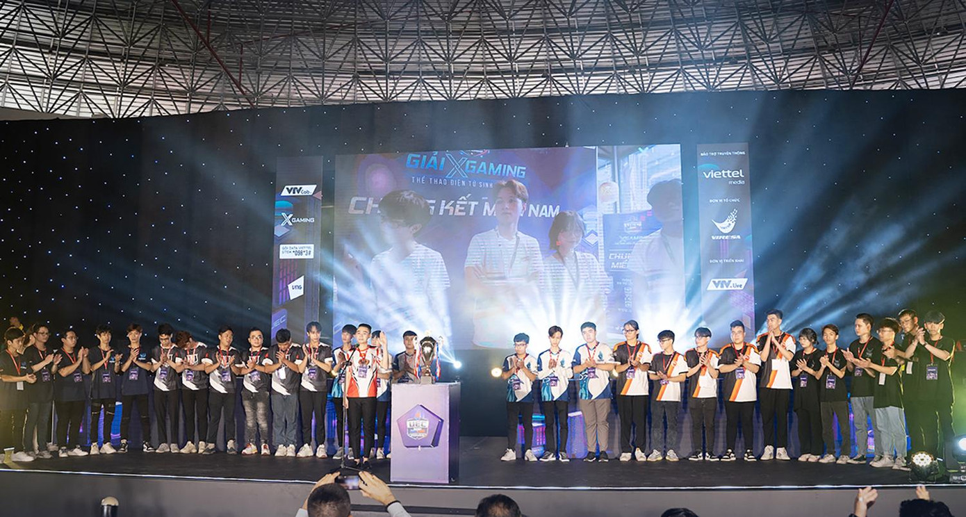 Bên ngoài có những bộ cosplay xịn xò thì bên trong nhà thi đấu, những trận đấu LMHT: Tốc Chiến, PUBG Mobile cực hấp dẫn được diễn ra.