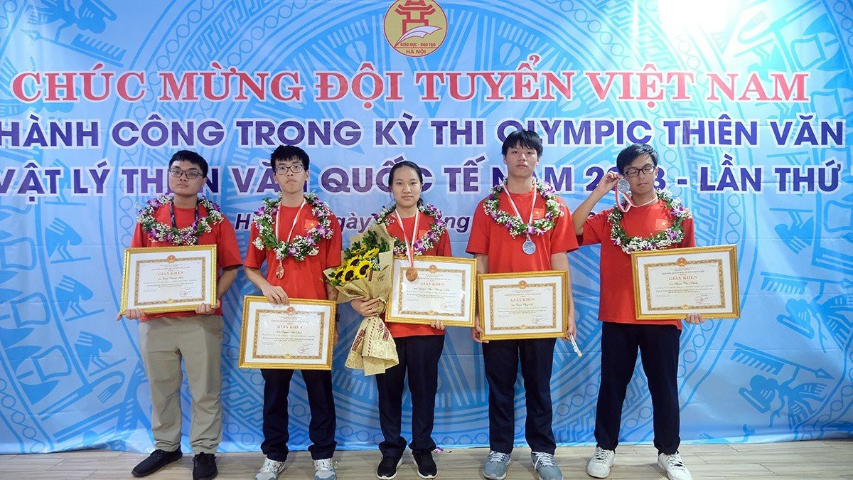 4 em giành huy chương trong kỳ thi năm nay đều là học sinh chuyên Vật lý, trường THPT Chuyên Hà Nội Amsterdam. 4 em giành huy chương trong kỳ thi năm nay đều là học sinh chuyên Vật lý, trường THPT Chuyên Hà Nội Amsterdam.