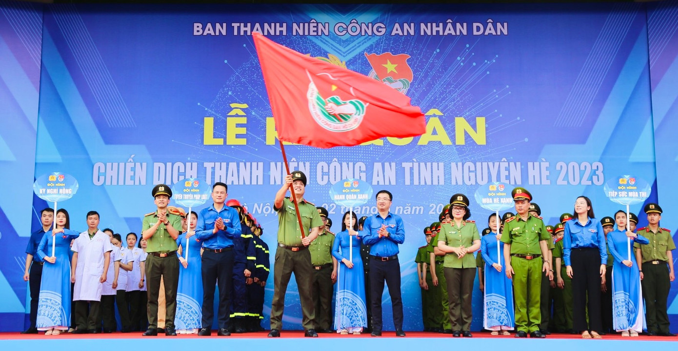 Anh Nguyễn Tường Lâm - Bí thư T.Ư Đoàn trao cờ tại Lễ xuất quân Chiến dịch Thanh niên công an Tình nguyện Hè 2023. Anh Nguyễn Tường Lâm - Bí thư T.Ư Đoàn trao cờ tại Lễ xuất quân Chiến dịch Thanh niên công an Tình nguyện Hè 2023.