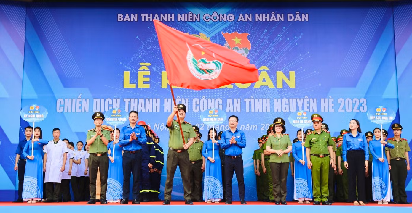 Anh Nguyễn Tường Lâm - Bí thư T.Ư Đoàn trao cờ tại Lễ xuất quân Chiến dịch Thanh niên công an Tình nguyện Hè 2023.