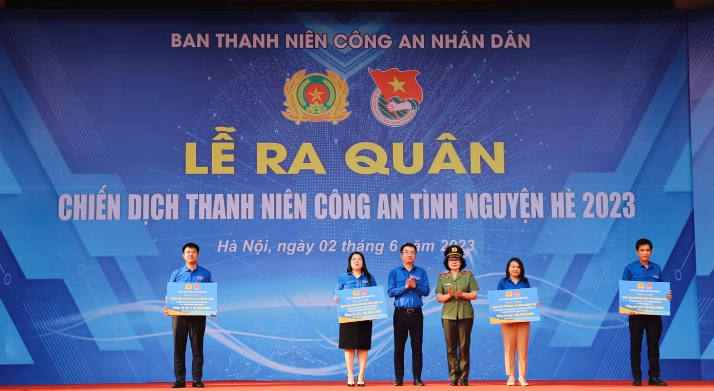 Anh Nguyễn Tường Lâm - Bí thư T.Ư Đoàn, Phó Chủ nhiệm thường trực UBQG về Thanh niên Việt Nam; Thiếu tướng Ngô Hoài Thu - Phó Cục trưởng Cục Công tác Đảng và công tác chính trị trao biển tượng trưng hỗ trợ kinh phí cho các đơn vị.
