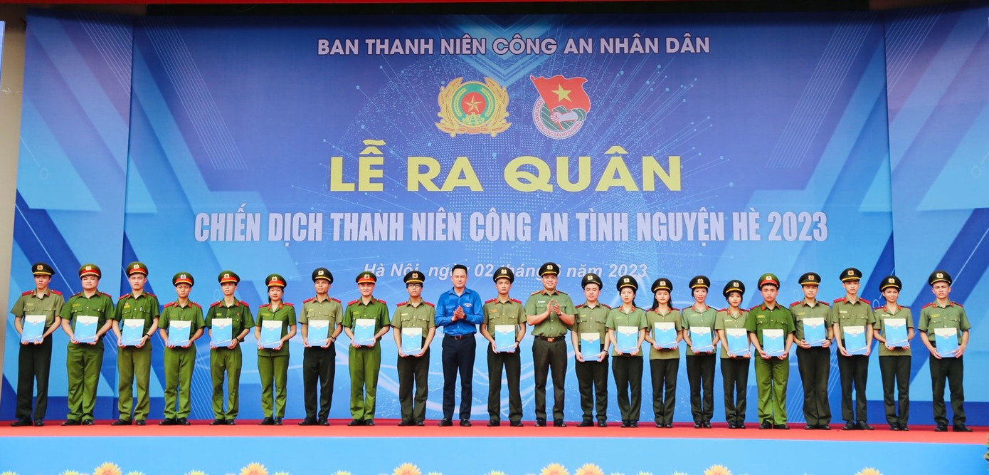 Anh Nguyễn Kim Quy - Trưởng ban Đoàn kết tập hợp Thanh niên T.Ư Đoàn, Phó Chủ tịch thường trực T.Ư Hội LHTN Việt Nam; Trung tá Đồng Đức Vũ - Trưởng Ban Thanh niên CAND trao tặng 20 suất học bổng cho sinh viên. Anh Nguyễn Kim Quy - Trưởng ban Đoàn kết tập hợp Thanh niên T.Ư Đoàn, Phó Chủ tịch thường trực T.Ư Hội LHTN Việt Nam; Trung tá Đồng Đức Vũ - Trưởng Ban Thanh niên CAND trao tặng 20 suất học bổng cho sinh viên.