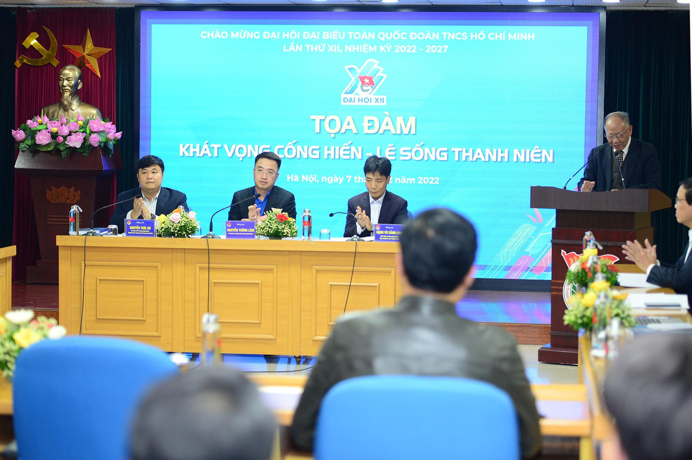 Buổi tọa đàm có sự tham gia của nhiều chuyên gia, nhà khoa học, nhà quản lý.