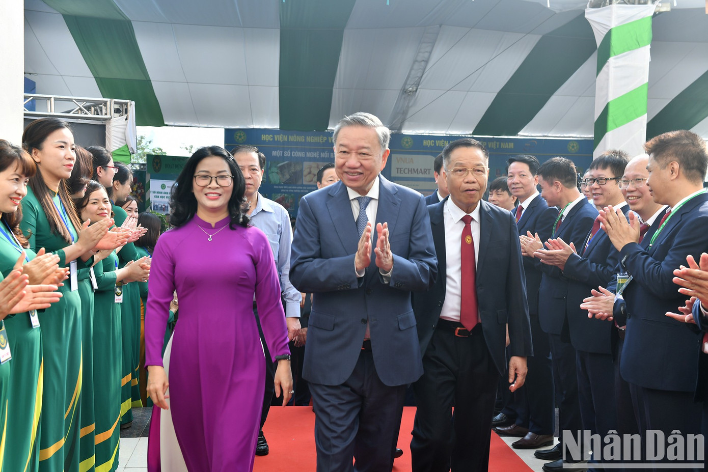 Các vị lãnh đạo tham dự chương trình. Ảnh: Báo Nhân Dân Các vị lãnh đạo tham dự chương trình. Ảnh: Báo Nhân Dân