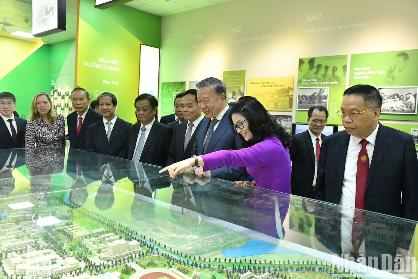 Các vị lãnh đạo tham dự chương trình. Ảnh: Báo Nhân Dân Các vị lãnh đạo tham dự chương trình. Ảnh: Báo Nhân Dân