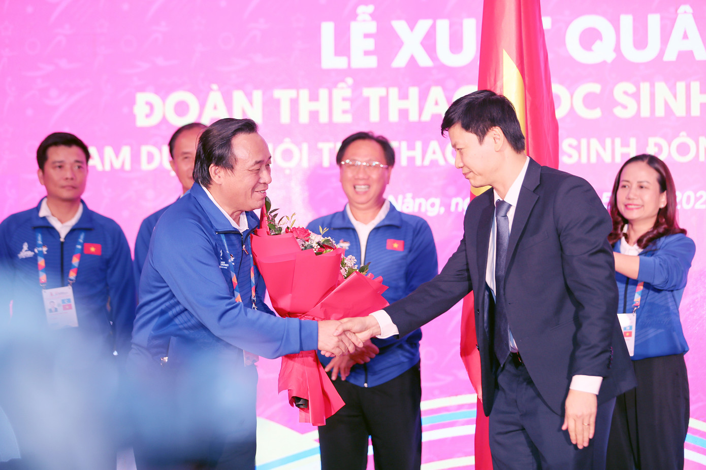 Ông Nguyễn Thanh Đề trao cờ và tặng hoa cho Đoàn Thể thao học sinh Việt Nam tham dự Đại hội Thể thao học sinh Đông Nam Á lần thứ 13.