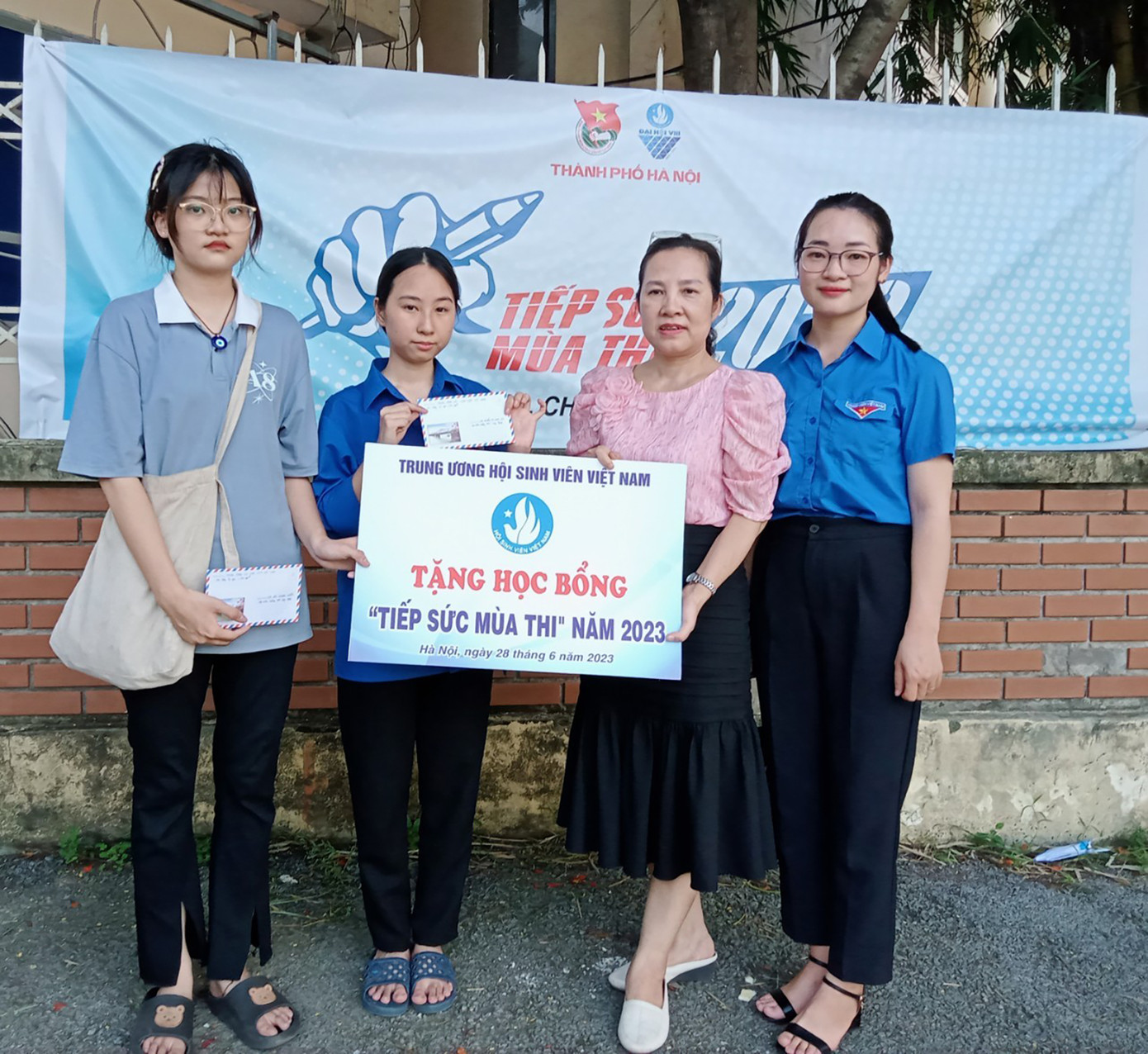 Trao học bổng 'Tiếp sức mùa thi' cho sĩ tử.