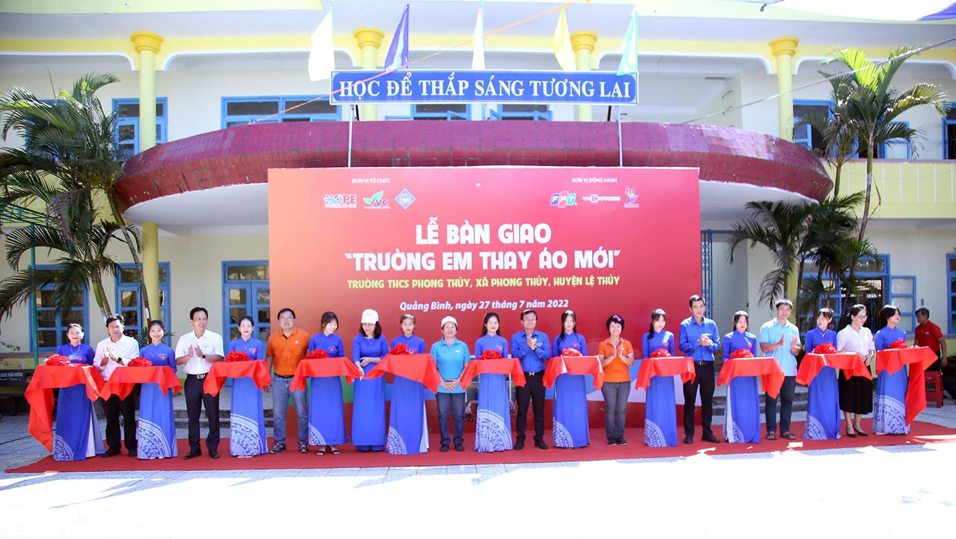 Lễ bàn giao "Trường em thay áo mới", tại huyện Lệ Thuỷ tỉnh Quảng Bình.