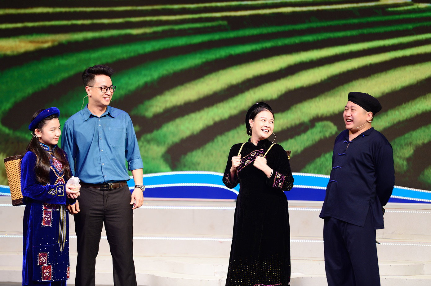 Các thầy, cô giáo được tuyên dương trong chương trình "Chia sẻ cùng thầy cô", năm 2022. Ảnh: DƯƠNG TRIỀU Các thầy, cô giáo được tuyên dương trong chương trình "Chia sẻ cùng thầy cô", năm 2022. Ảnh: DƯƠNG TRIỀU