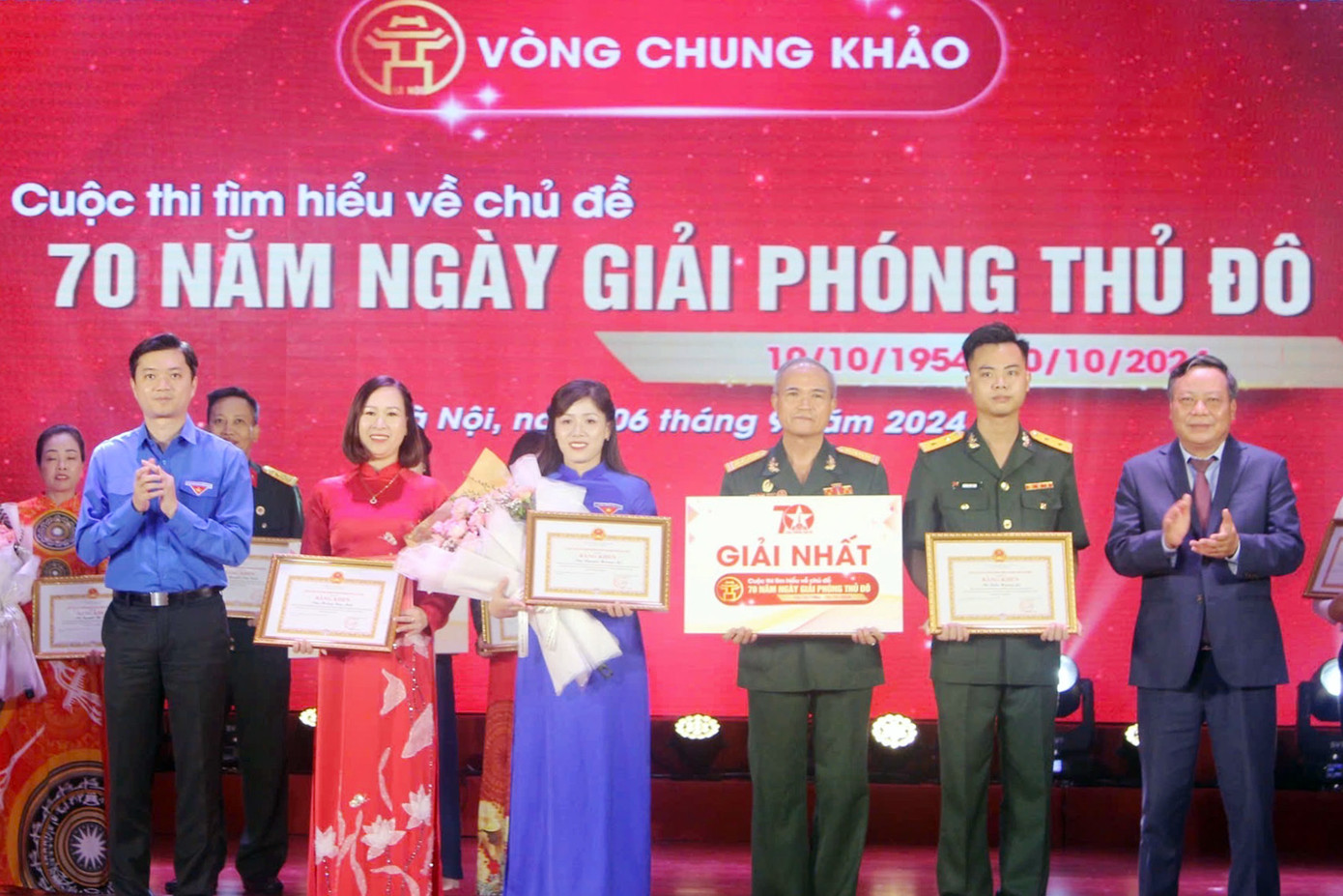Đại diện Ban Tổ chức trao giải Nhất cuộc thi cho đội thi Tôi yêu Hà Nội. Đại diện Ban Tổ chức trao giải Nhất cuộc thi cho đội thi Tôi yêu Hà Nội.